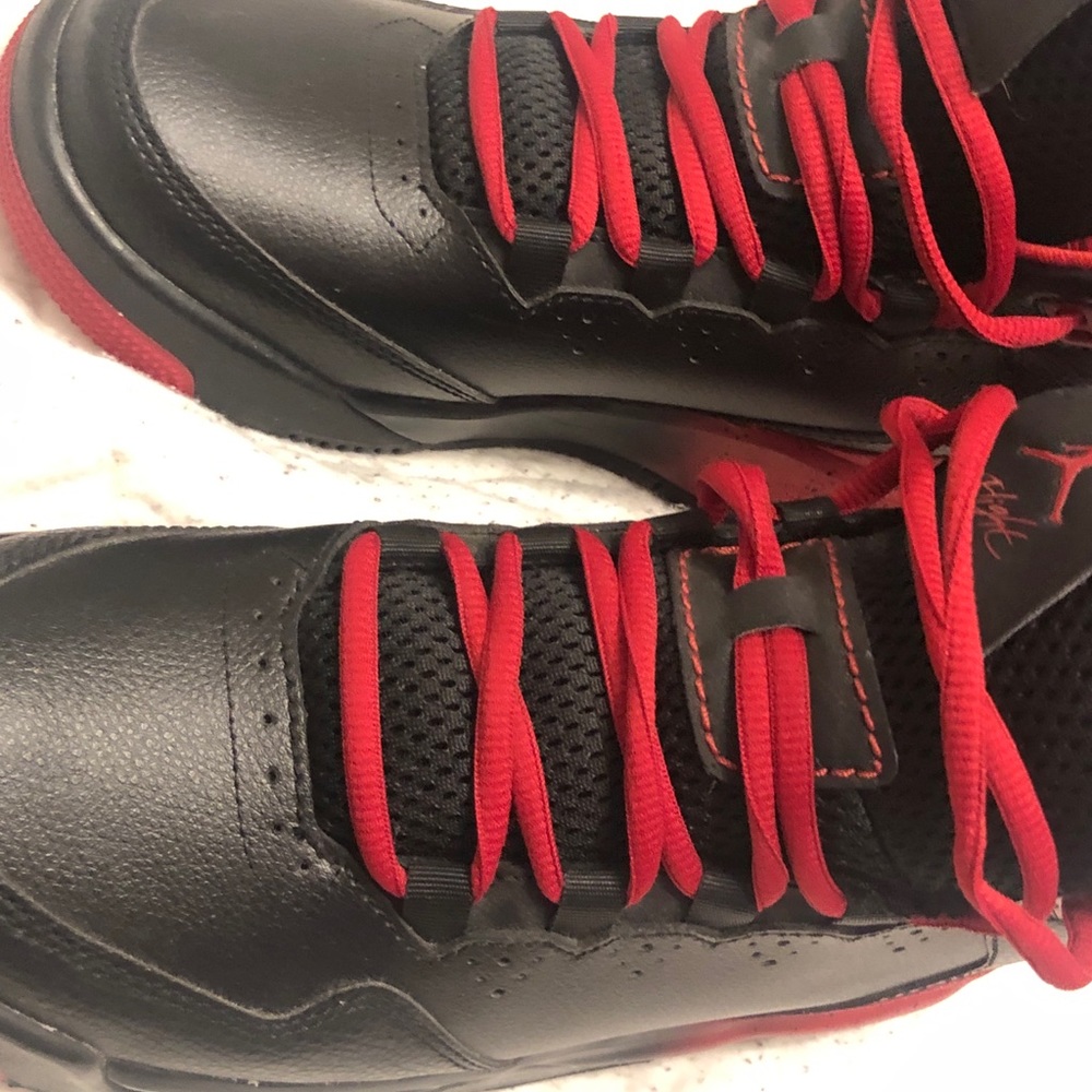 Jordan’s youth 6.5 black & red Jordan’s